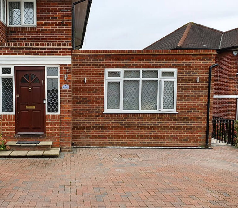 Side garage suitable for a conversion